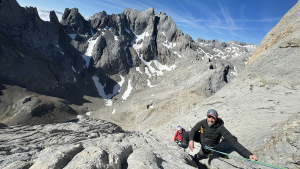 Naranjo de Bulnes con guía cara sur escalada