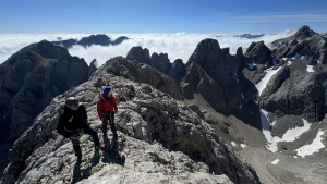 Naranjo de Bulnes con guía cara sur arista